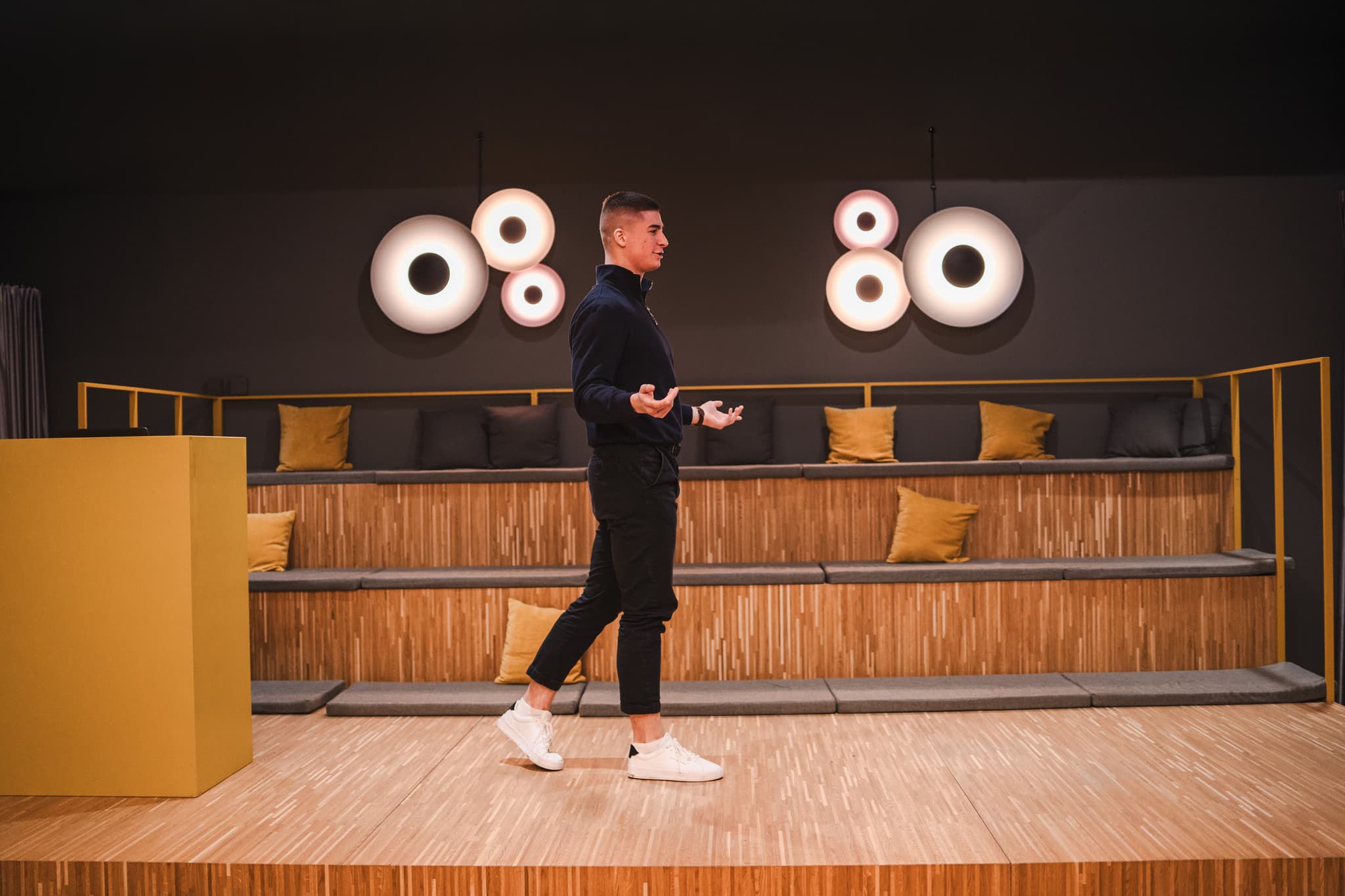 Simon Buchta přednáší